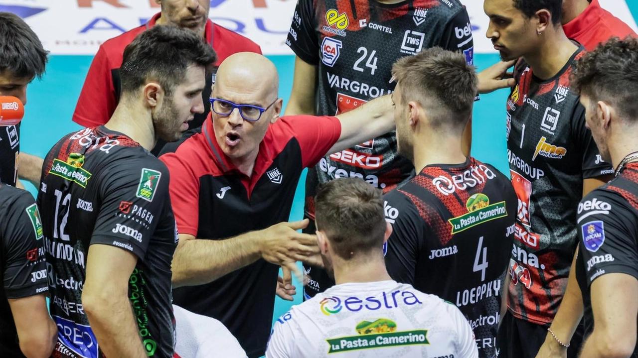 Coach Medei durante un time out; oggi per regolamento non potrà contare sull’esperto centrale Marko Podrascanin