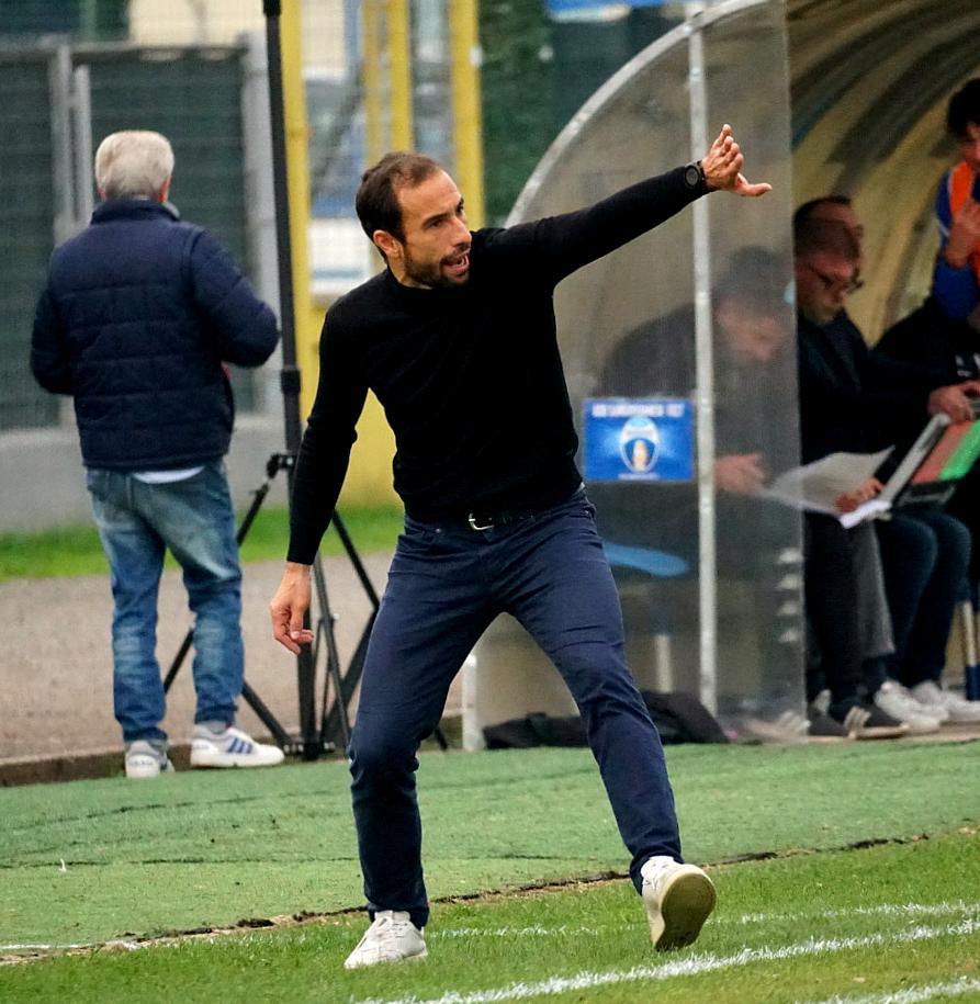 https://sport.quotidiano.net/image-service/view/acePublic/alias/contentid/Mzg0NTc0ZTQtZGMxOC00/0/robur-bellazzini-e-in-pole-position-ma-deve-scontare-sei-turni-di-squalifica.jpeg