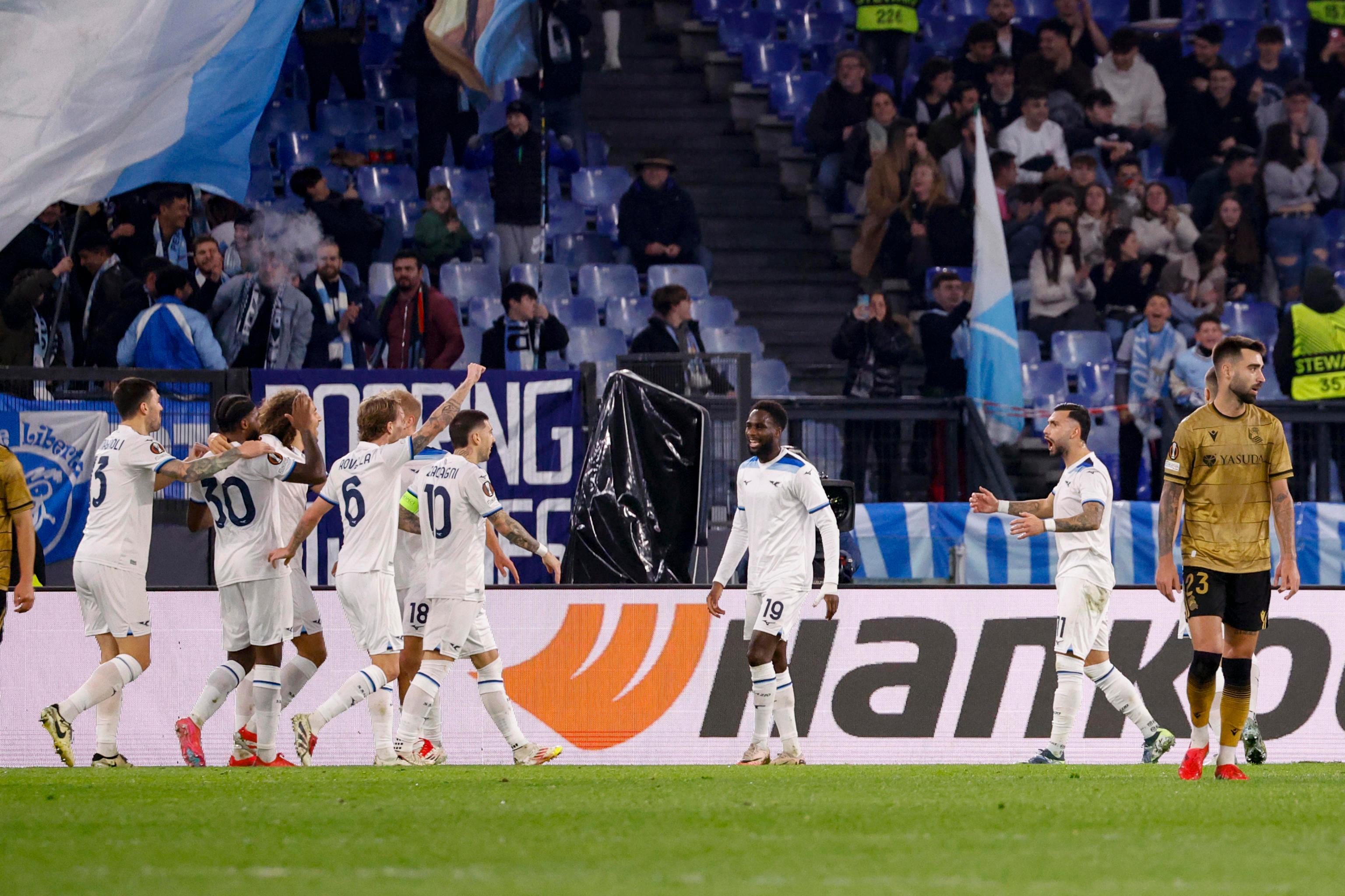 https://sport.quotidiano.net/image-service/view/acePublic/alias/contentid/Mzg1MDJmM2EtY2NmYi00/0/la-lazio-festeggia-il-gol-di-castellanos-contro-la-real-sociedad.jpeg