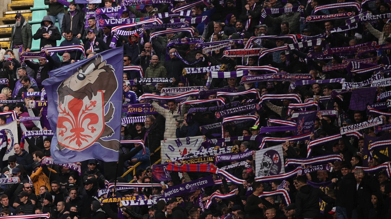 Tifosi della Fiorentina a Brugge per la semifinale di Conference League (Foto Ansa)