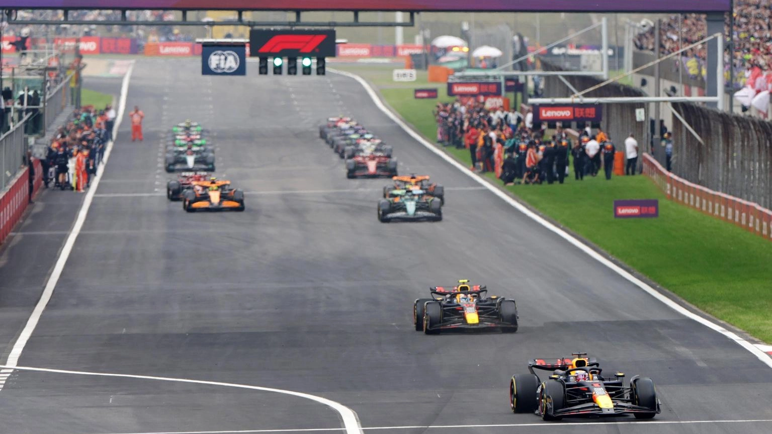 Max Verstappen vince il Gp della Cina, quarto Leclerc