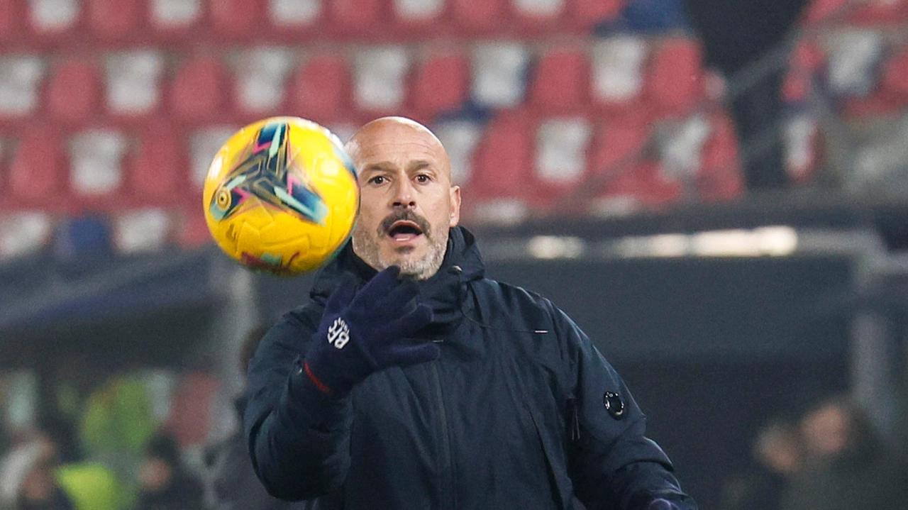 Vincenzo Italiano, che compirà 47 anni martedì prossimo, da questa stagione siede sulla panchina del Bologna dopo le esperienze con la Fiorentina (Ansa)