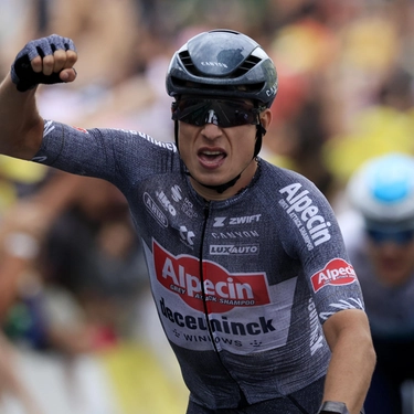 Tour de France 2024, tappa 16: tris di Philipsen. Brutta caduta per Girmay
