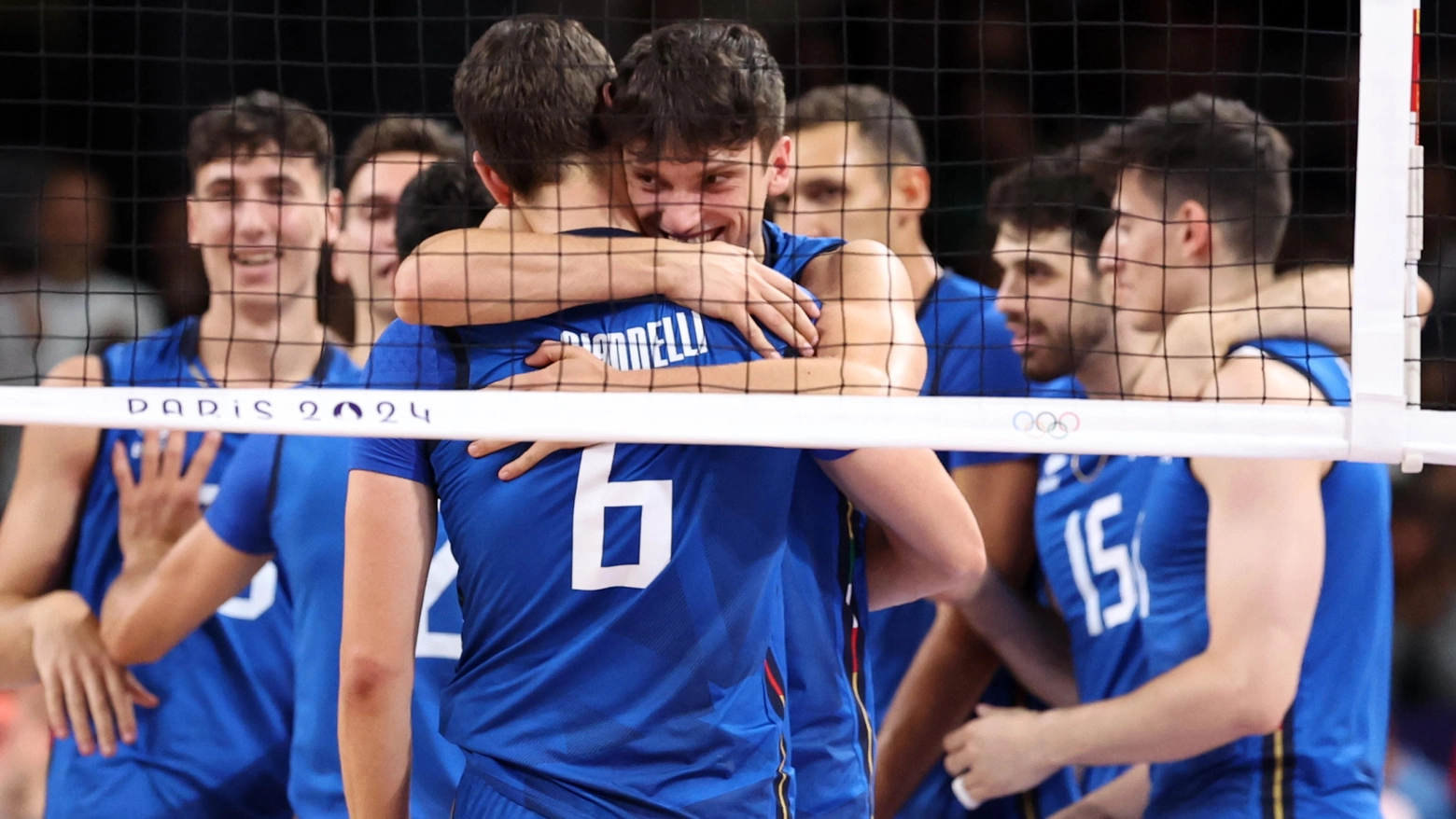 Italia-Giappone, l'abbraccio tra i giocatori azzurri (Ansa)