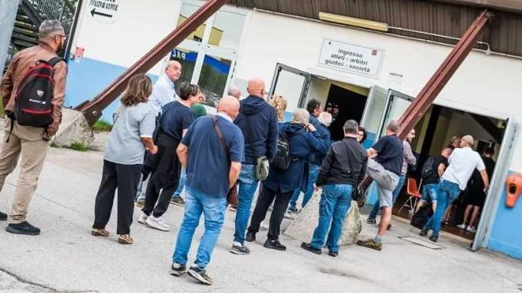 Prime immagini di tifosi in coda al palasport (Foto Mazzini)