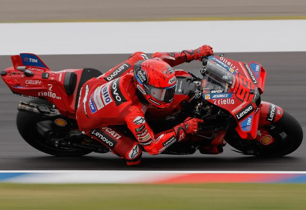 Marquez si mette tutti dietro, Pecco cade. Diggia e Bezzecchi: lampi da numeri uno