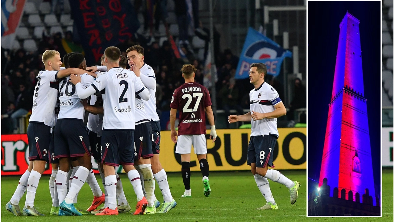 L'esultanza dei giocatori del Bologna dopo il 2-0 segnato da Tommaso Pobega che ha sancito la vittoria rossoblù allo stadio Olimpico Grande Torino contro i granata. A lato la Torre degli Asinelli illuminata