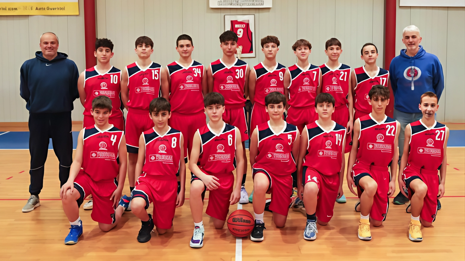 L'Under 15 del Basket Comacchio vince il girone e accede ai playoff per il titolo regionale, superando Lugo in una partita decisiva. Coach e presidente esultano per il successo ottenuto con impegno e dedizione.
