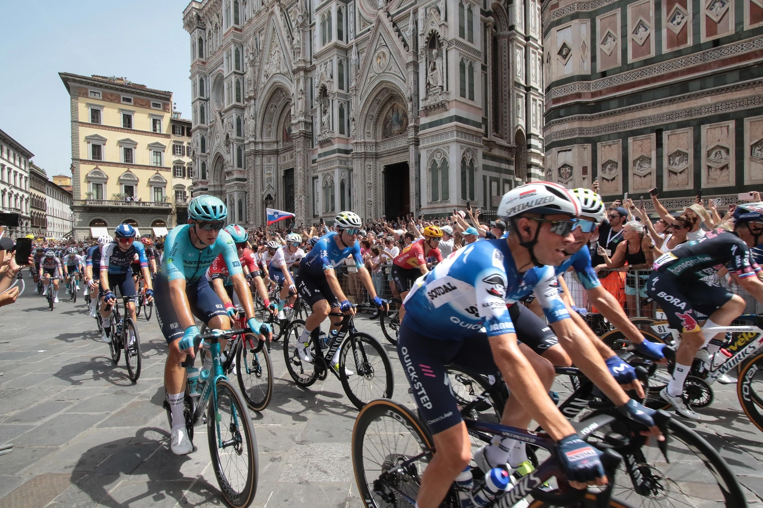 Un momento del passaggio del gruppo da piazza del Duomo a Firenze, prima del via ufficiale