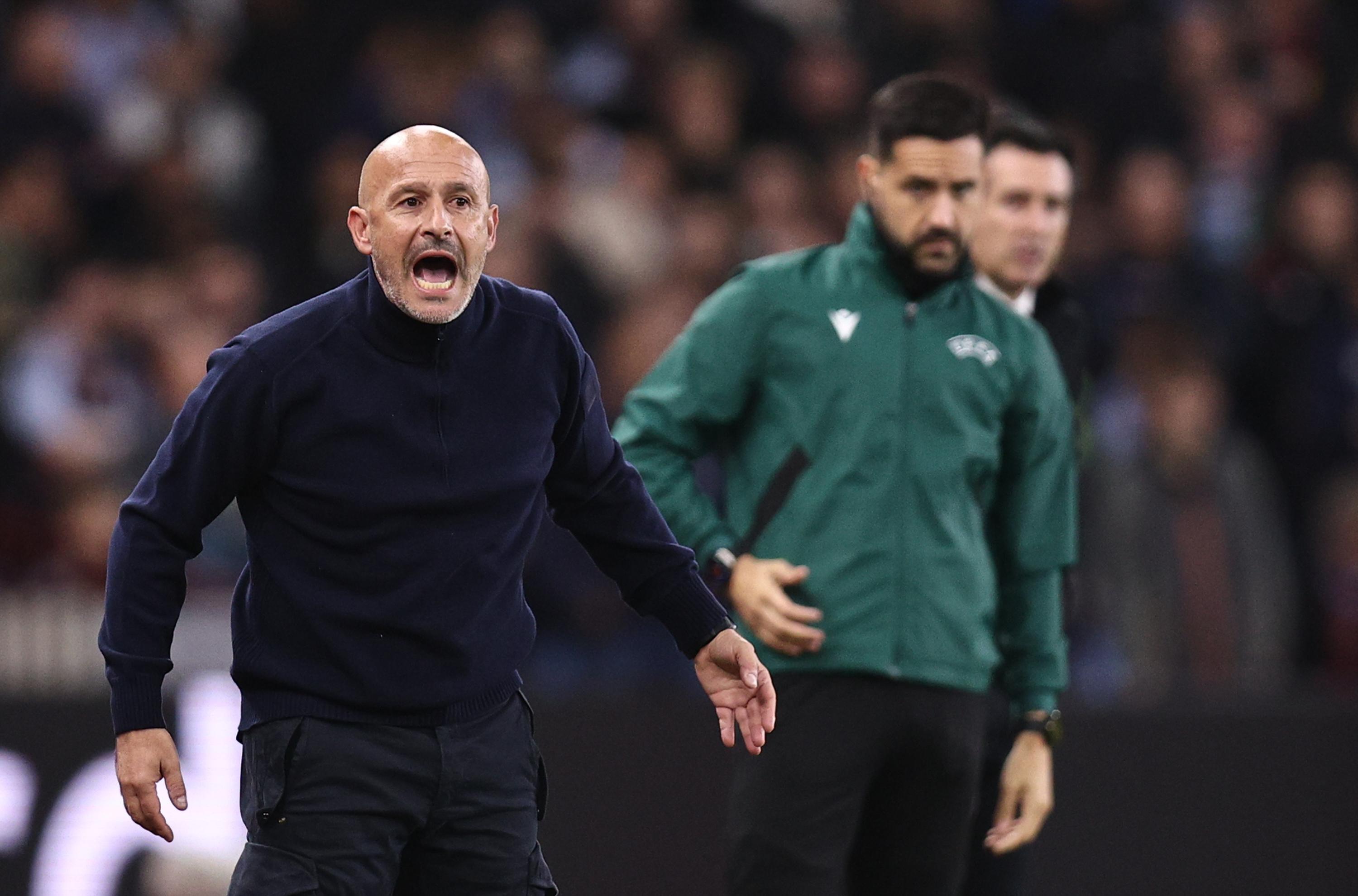 https://sport.quotidiano.net/image-service/view/acePublic/alias/contentid/N2ExNzQzZWUtZjc1My00/0/l-allenatore-del-bologna-vincenzo-italiano-durante-il-match-contro-l-aston-villa.jpeg