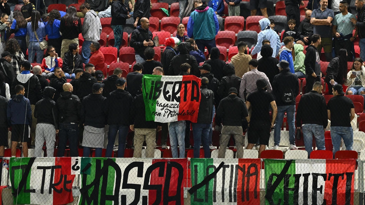 La protesta di una parte dei tifosi italiani che si sono girati di spalle al momento dell’esecuzione dell’inno di Israele