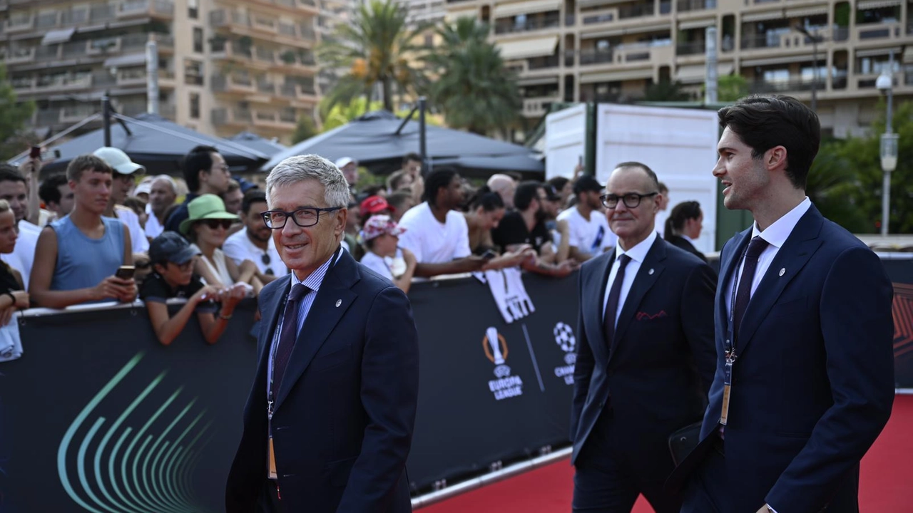 Lo staff dirigenziale rossoblù (Claudio Fenucci, Joey Saputo e il figlio Luca) sfila sul red carpet a Montecarlo