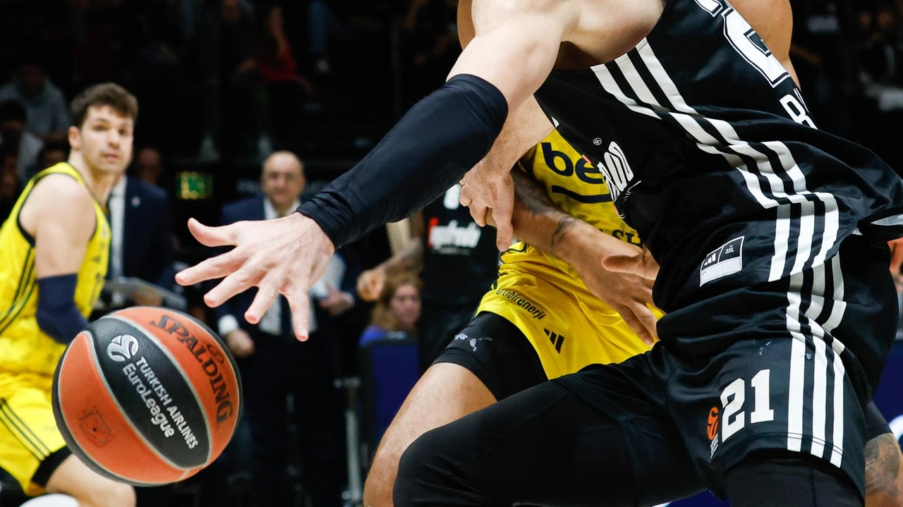 I bianconeri raggiungono il massimo vantaggio grazie a una tripla di Shengelia, 69-59. Ma Guduric e Hayes-Davis ribaltano il match