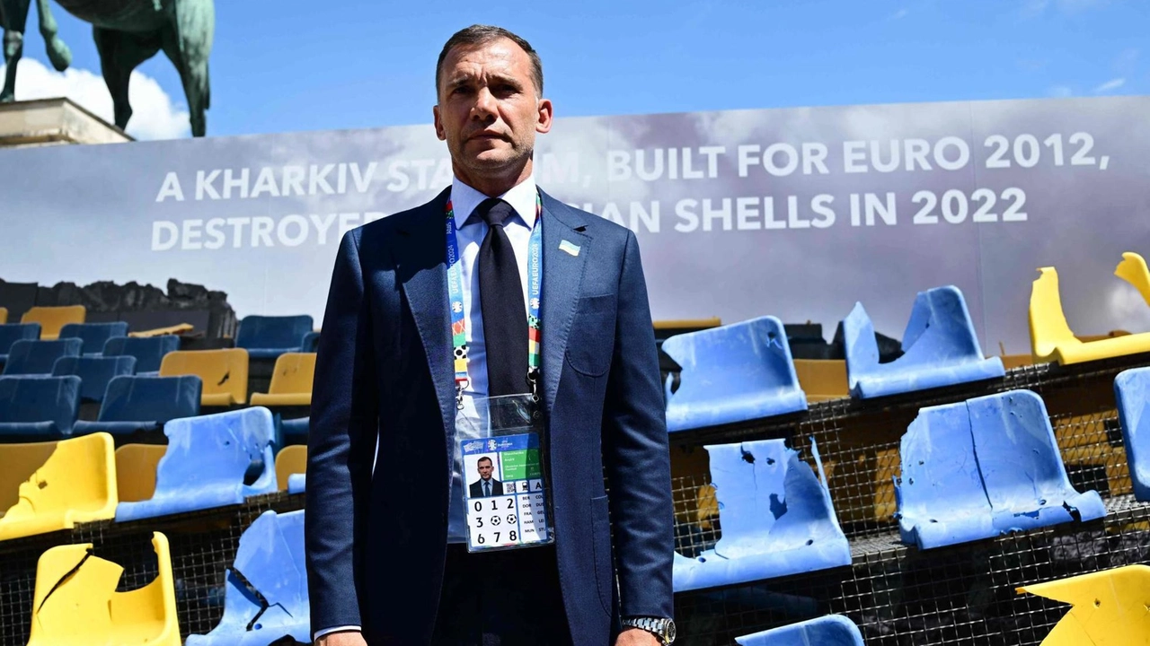 Andriy Shevchenko mostra i seggiolini dello stadio bombardato di Kharkiv