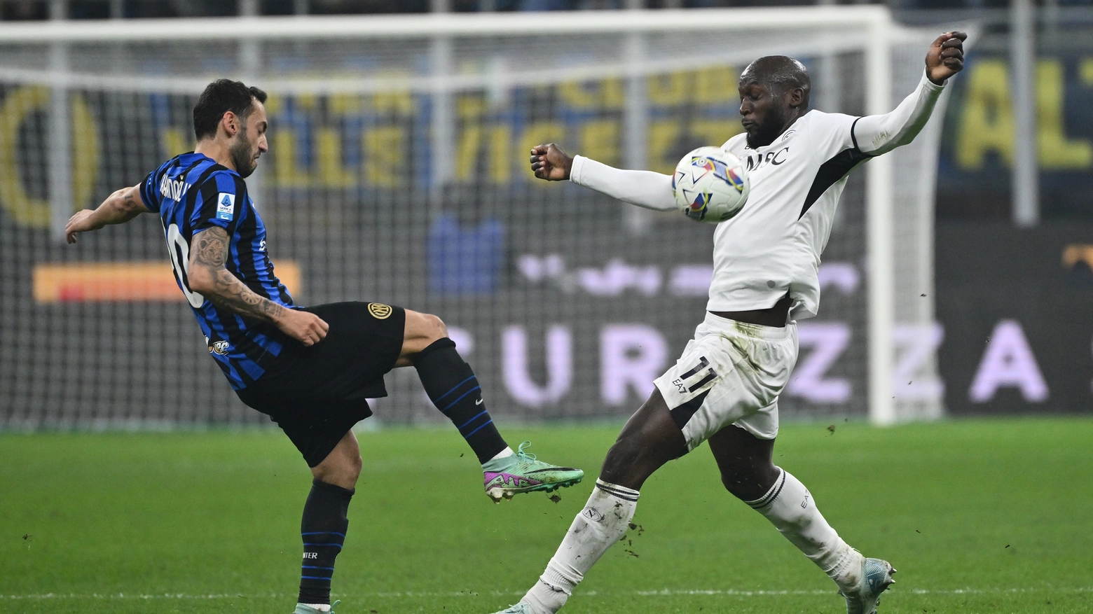 Inter-Napoli, nella foto Hakan Calhanoglu (Inter) e Romelu Lukaku (Napoli)