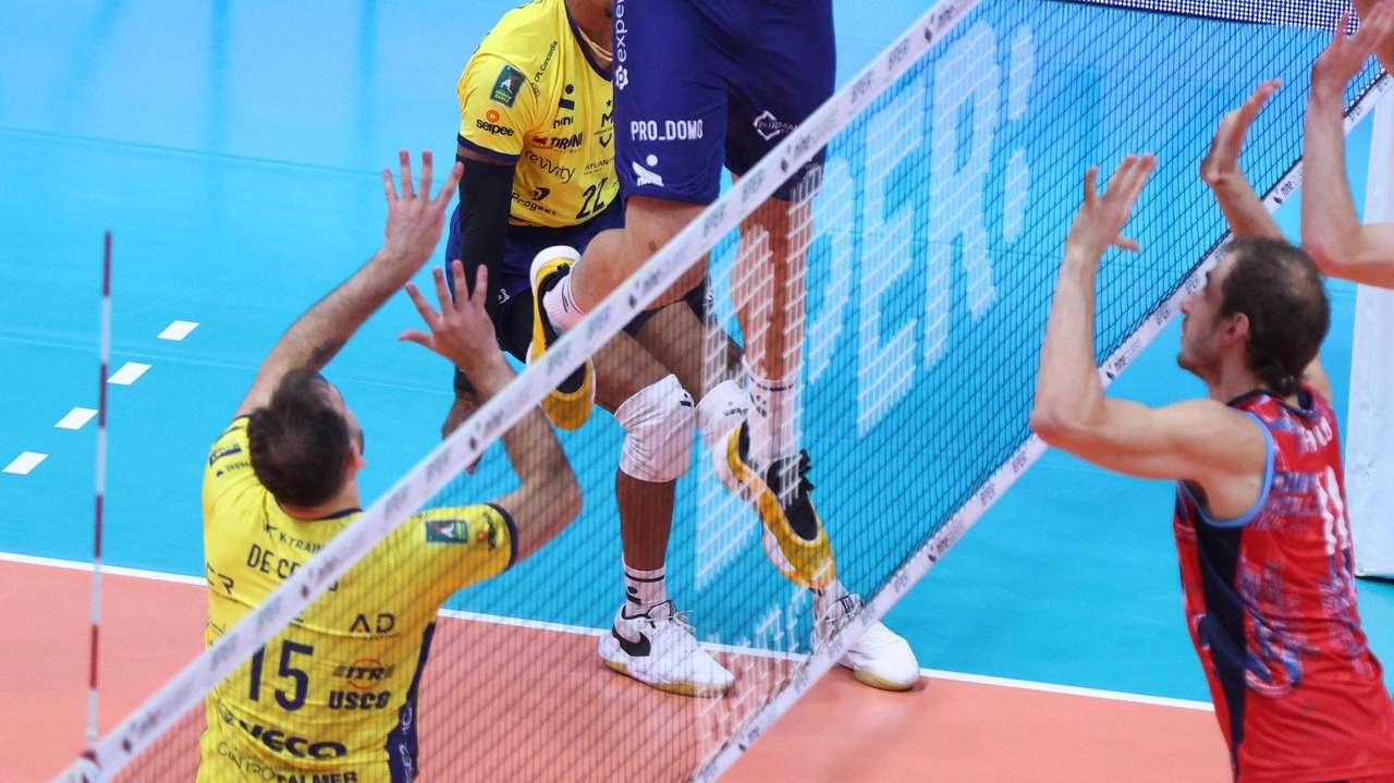 Modena Volley conclude la preparazione al campionato con un pareggio 2-2 contro Milano. Rinaldi si distingue con 16 punti, mentre Modena mostra ancora lacune nel muro e nel servizio.