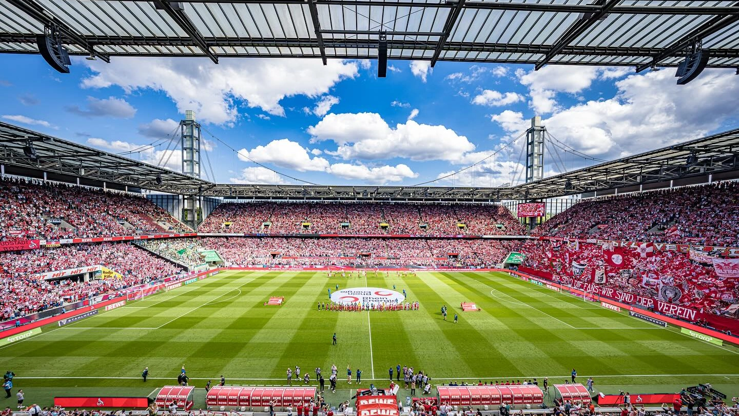 Il RheinEnergieStadion mentre ospita una partita casalinga del Colonia FC