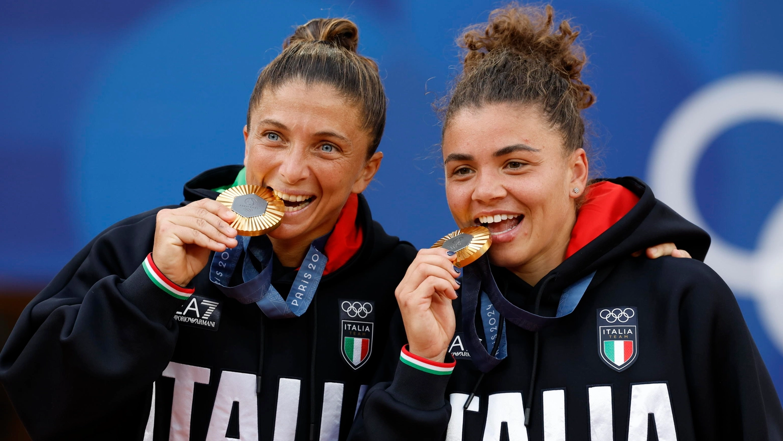 Sara Errani e Jasmine Paolini con la medaglia d'oro