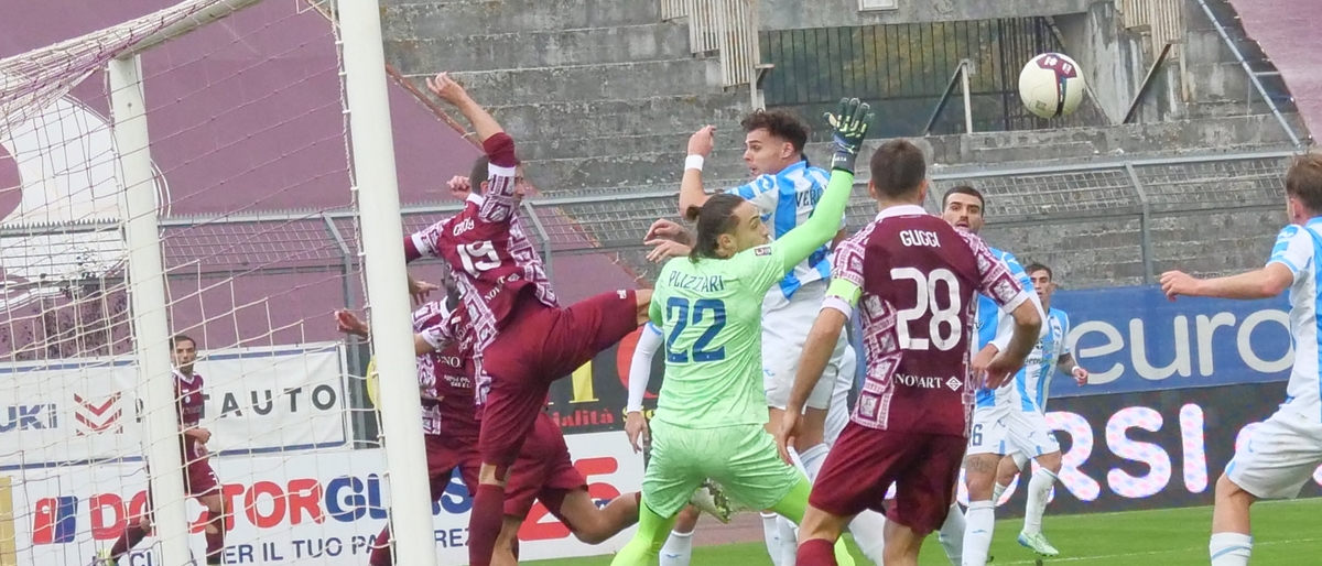 Arezzo-Pescara 0-0: gli amaranto brillano, ma non passano