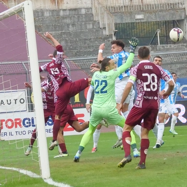 Arezzo-Pescara 0-0: gli amaranto brillano, ma non passano