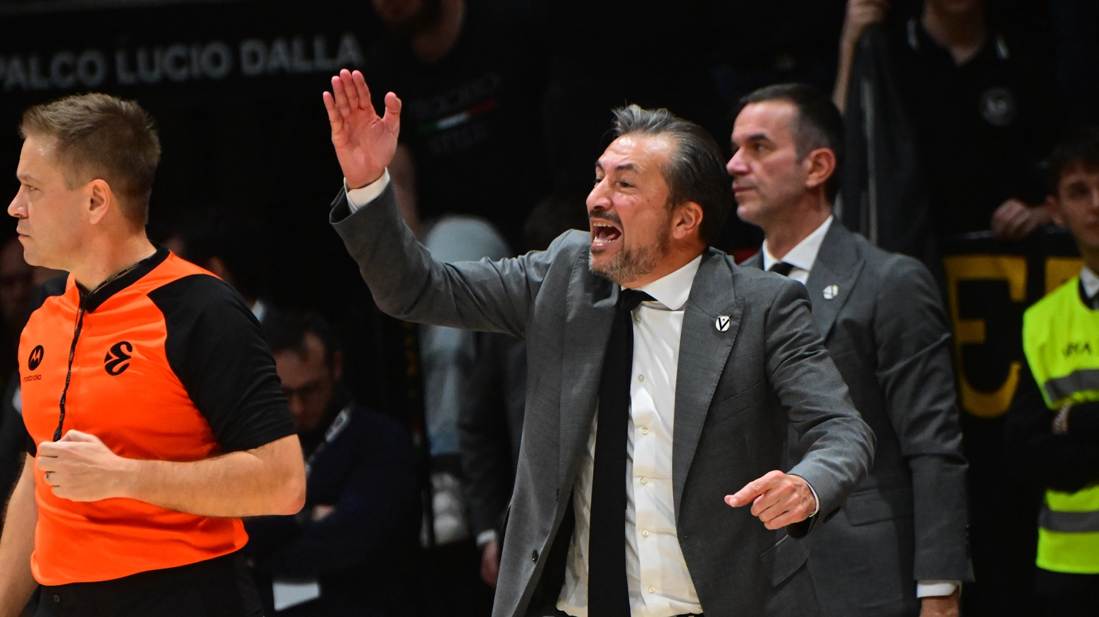 Il coach Banchi durante il match della Virtus contro Panathinaikos