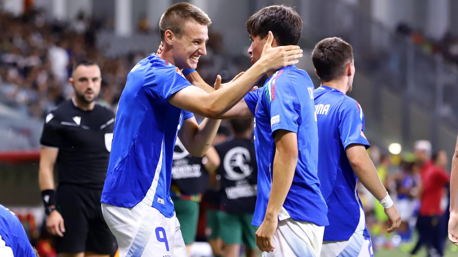 Euro 2024 Under 17, Francesco Camarda festeggiato dai compagni dopo la doppietta contro il Portogallo (Ansa)
