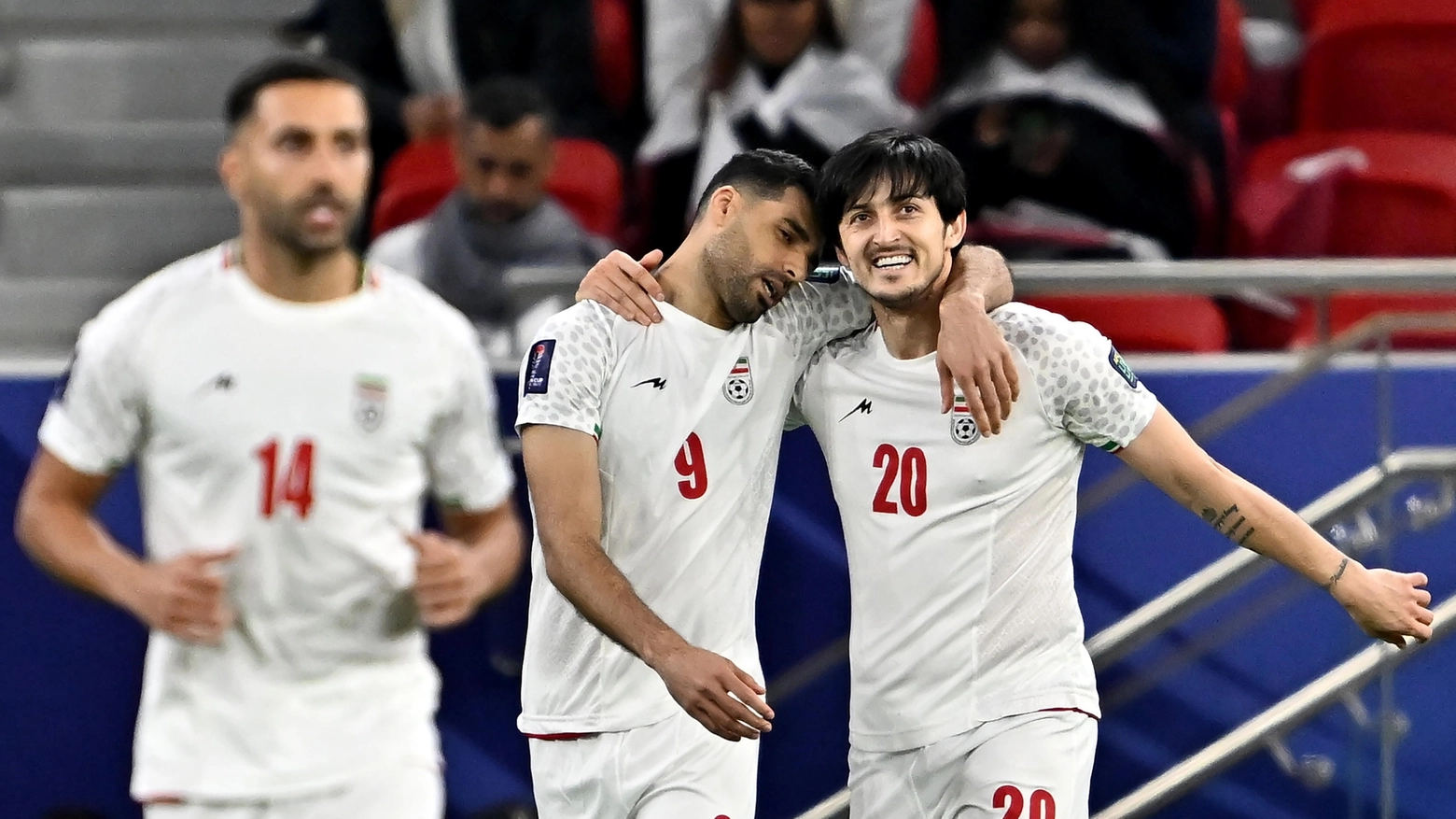 Sardar Azmoun (a destra) con la maglia della Nazionale iraniana