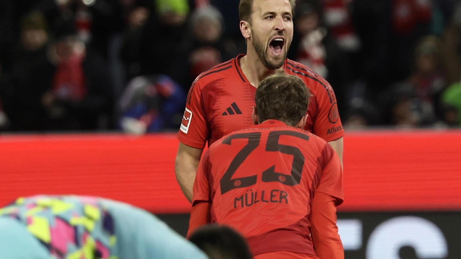 Bundesliga: il Bayern batte 3-0 l'Augsburg, tripletta di Kane