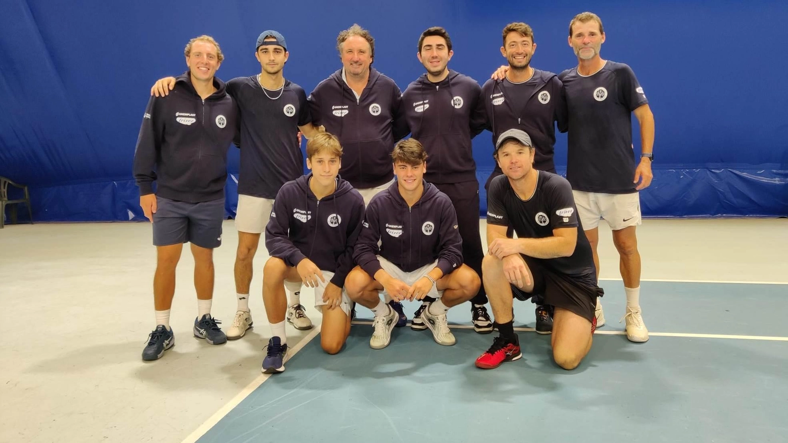 Il Circolo Tennis Massa Lombarda subisce la terza sconfitta in serie A1 maschile, rimanendo in fondo alla classifica. Indisponibilità e sconfitte pesanti complicano il cammino della giovane squadra.