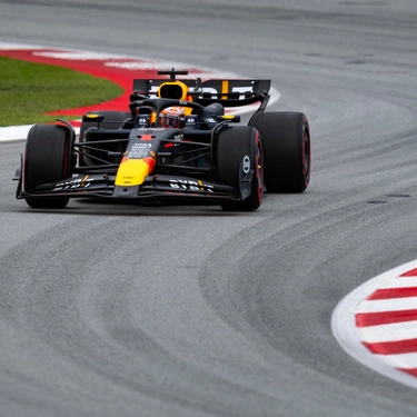 F1 Gp di Spagna: Verstappen trionfa ancora. Sul podio Norris e Hamilton, lite in casa Ferrari