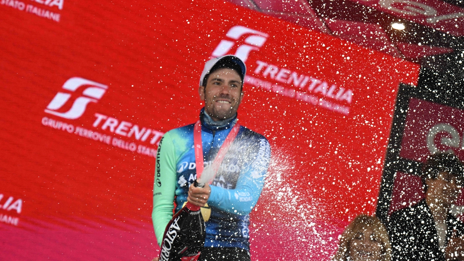Andrea Vendrame sul podio della tappa 19 del Giro