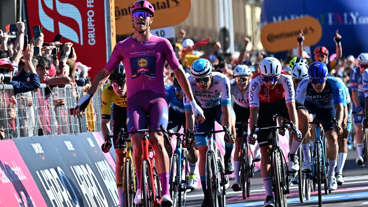 Jonathan Milan vince la terza tappa al Giro