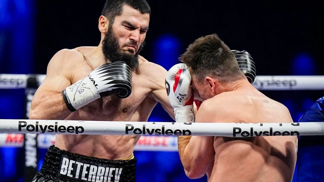 Artur Beterbiev ha battuto ai punti il russo Dmitry Bivol diventando così campione mondiale unificato dei pesi mediomassimi