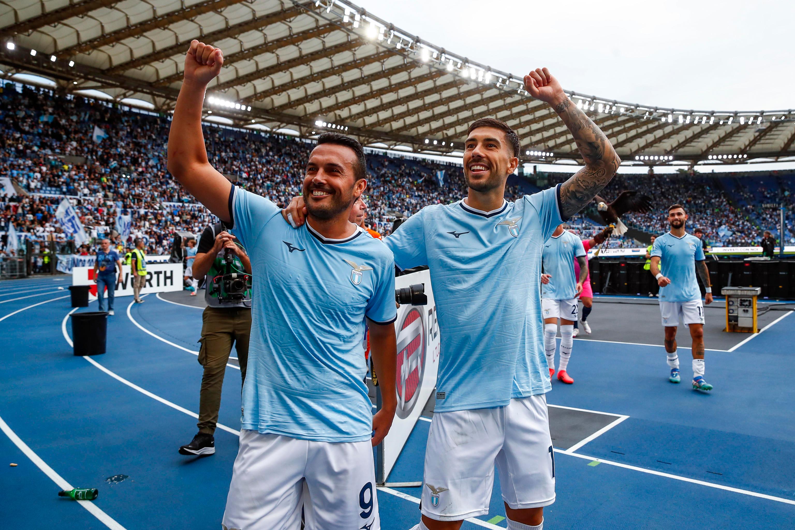 https://sport.quotidiano.net/image-service/view/acePublic/alias/contentid/NDI1YTgyNjktYmE5Ni00/0/pedro-rodriguez-a-sinistra-e-mattia-zaccagni-a-destra-festeggiano-sotto-la-curva-nord.jpeg