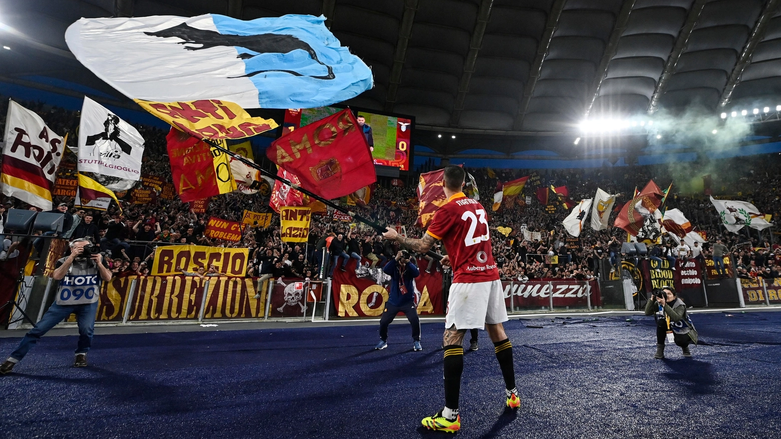 Mancini sventola davanti ai suoi tifosi una bandiera della Lazio sottratta ai supporter biancocelesti