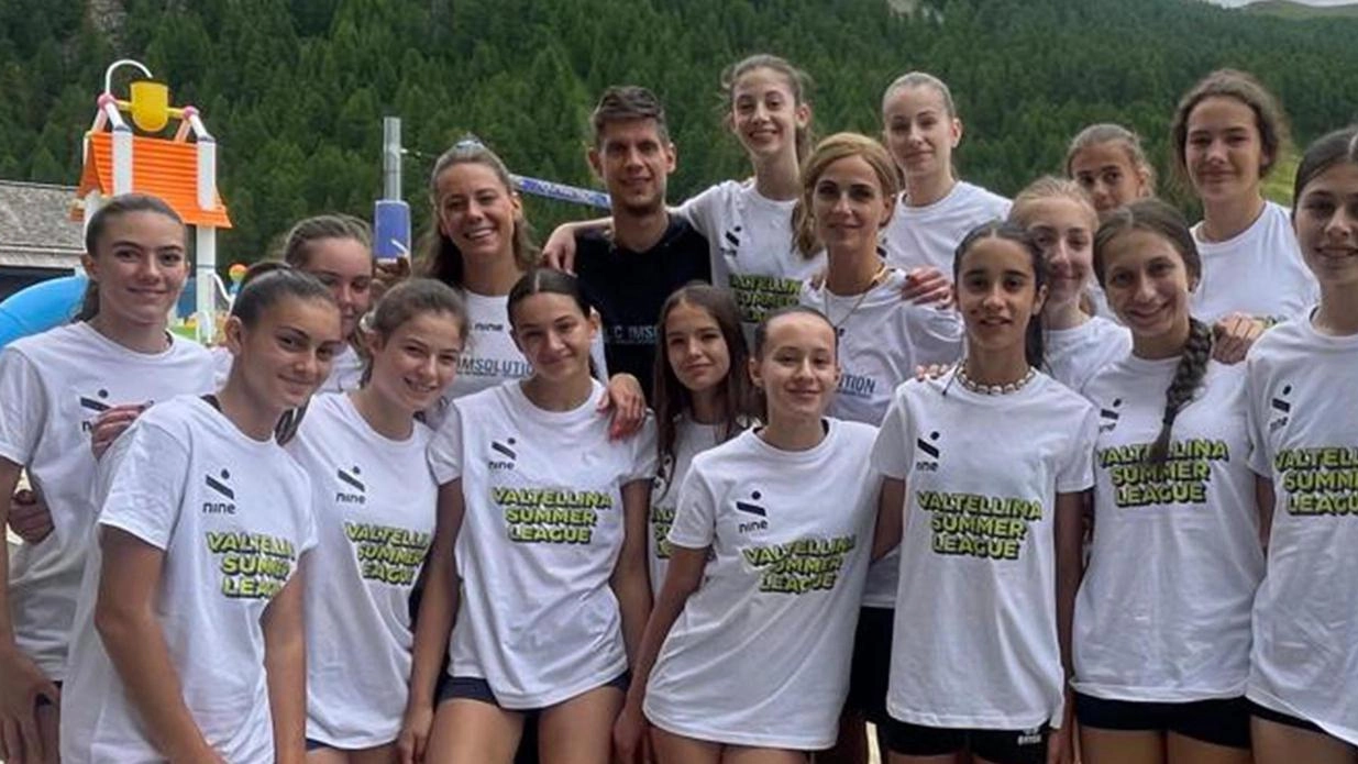 Il Valtellina Summer Nine Camp ha visto 40 ragazze allenarsi con professionisti del volley come Francois Salvagni e giocatrici di alto livello, vivendo un'esperienza da Serie A a Livigno. Jennifer Boldini entusiasta: "Settimana eccezionale, ragazze migliorano e si divertono".