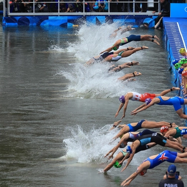 ”Primo caso di escherichia coli alle Olimpiadi”. Triatleta Claire Michel malata dopo la gara nella Senna