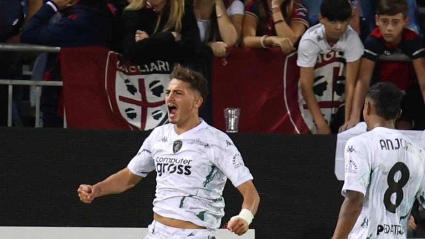 L’esultanza di Sebastiano Esposito dopo il gol segnato a Cagliari: una super sfida che ha dato la vittoria all’Empoli