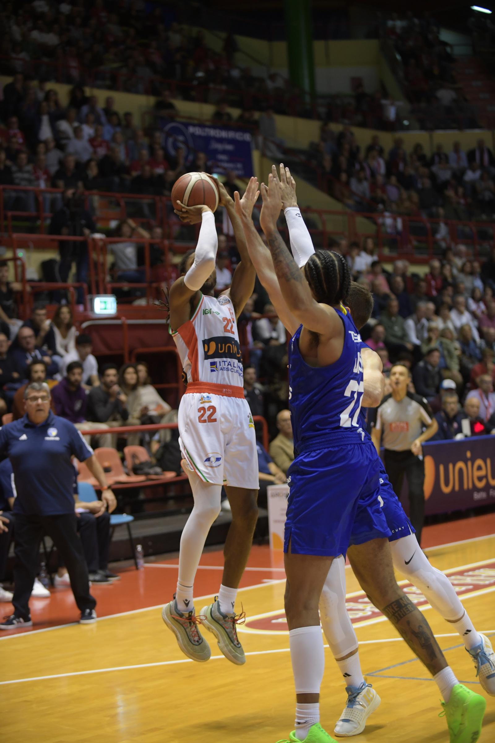 Basket Unieuro: Forlì supera Verona dopo due overtime tiratissimi