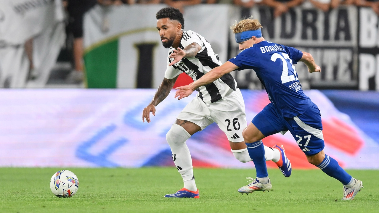 Douglas Luiz in azione