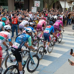 TIRRENO-ADRIATICO. Milan inarrestabile nello sprint a Follonica. Ganna resta leader, oggi si sale fino a Colfiorito