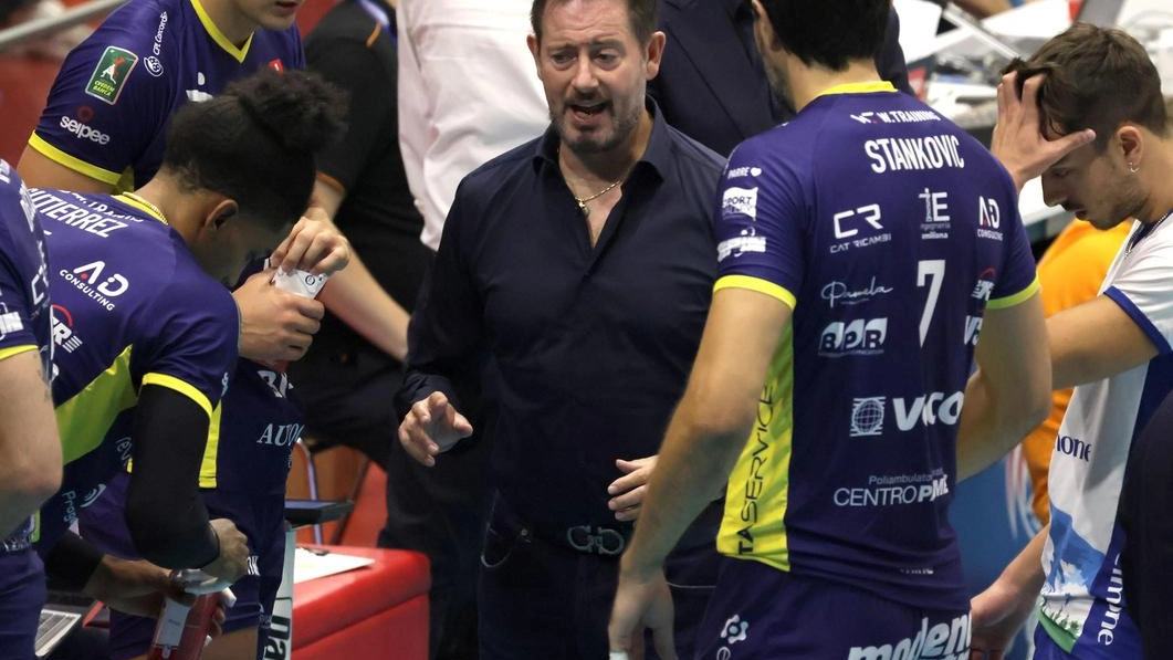 Coach Alberto Giuliani insieme ai giocatori della Valsa Group a Piacenza