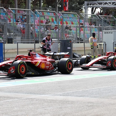 F1 Gp Baku, la Ferrari c’è: Leclerc primo nelle FP2, quarto Sainz. Ancora problemi per Verstappen