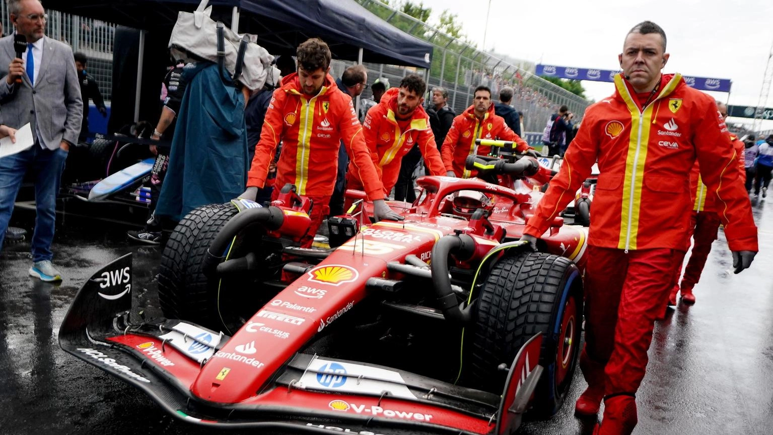La Ferrari di Sainz portata ai box dai meccanici