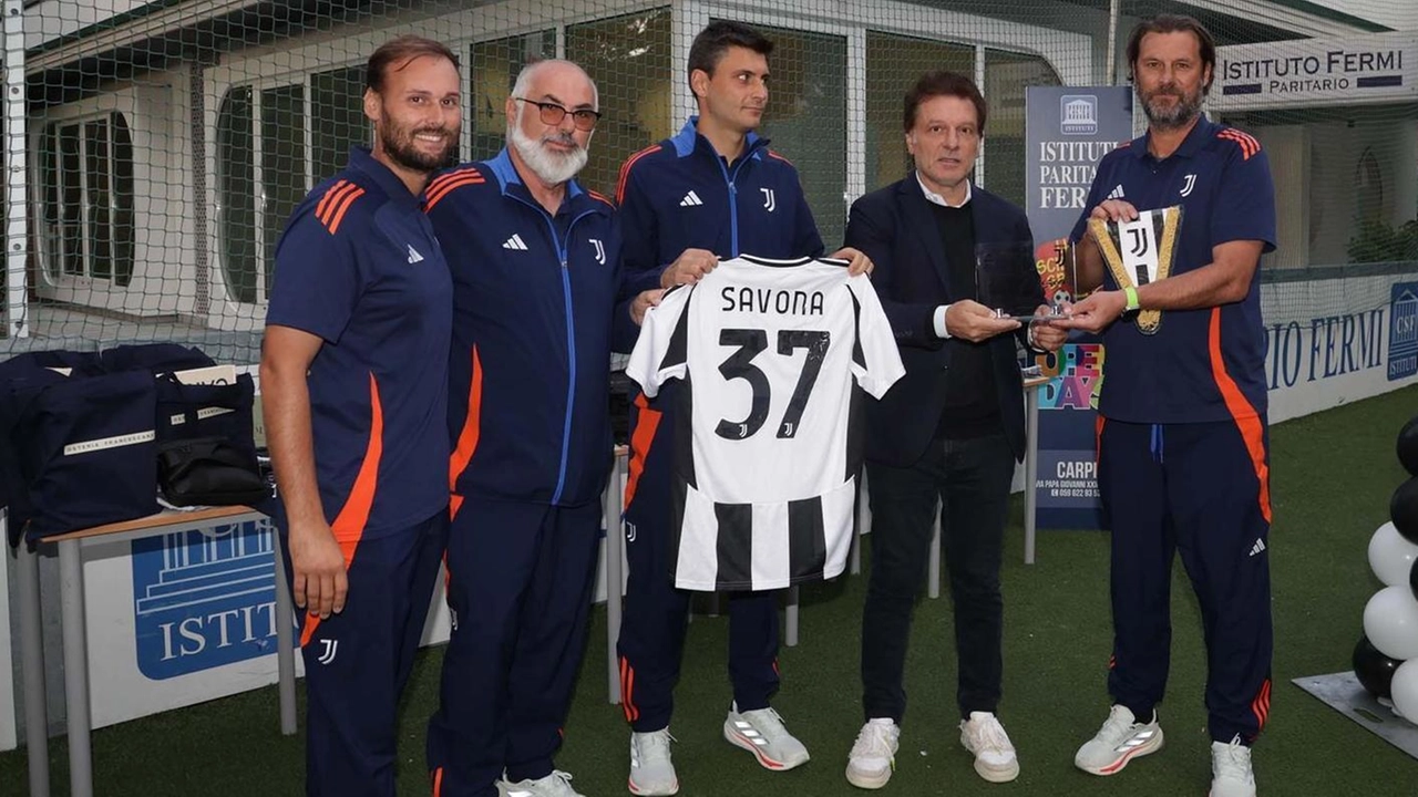 La squadra Under 14 della Juventus visita l'Istituto Privato Fermi a Carpi in preparazione per il torneo 'William Vecchi'. La Juventus omaggia il direttore Calabria e vince il torneo a Reggio Emilia.