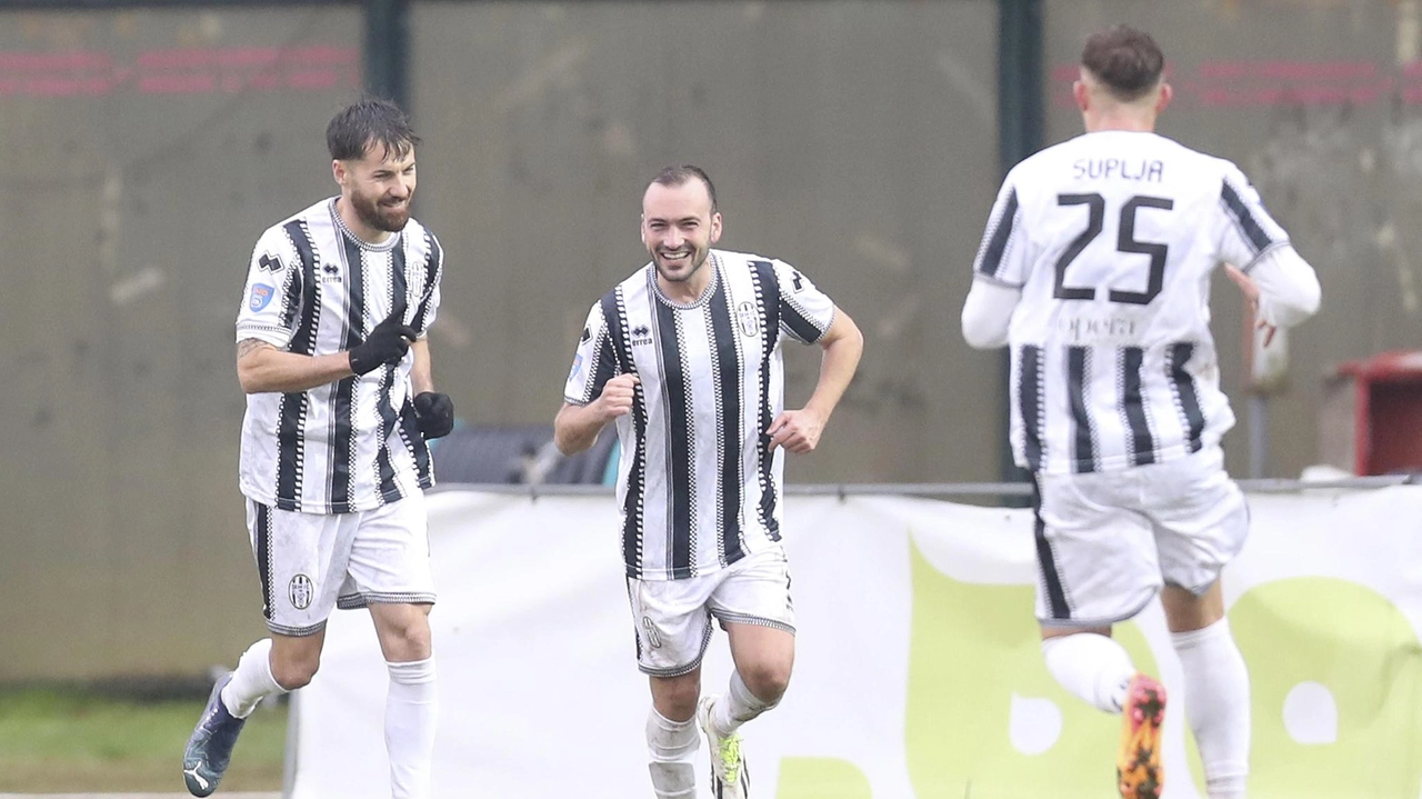 SIENA 2 SAN DONATO 0 SIENA (4-3-1-2): Giusti; Morosi, Biancon, Cavallari, Di Paola; Suplja (23’st Carbè), Mastalli, Masini (23’st Ricchi); Candido (17’st...