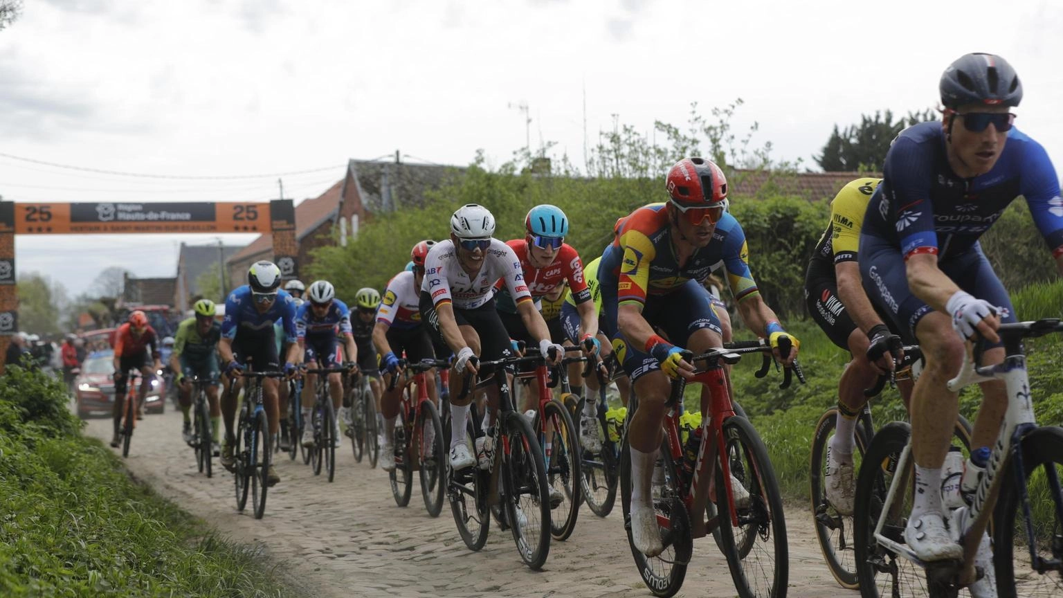 Ciclismo: caduta alla Roubaix, si ritirano Viviani e Milan