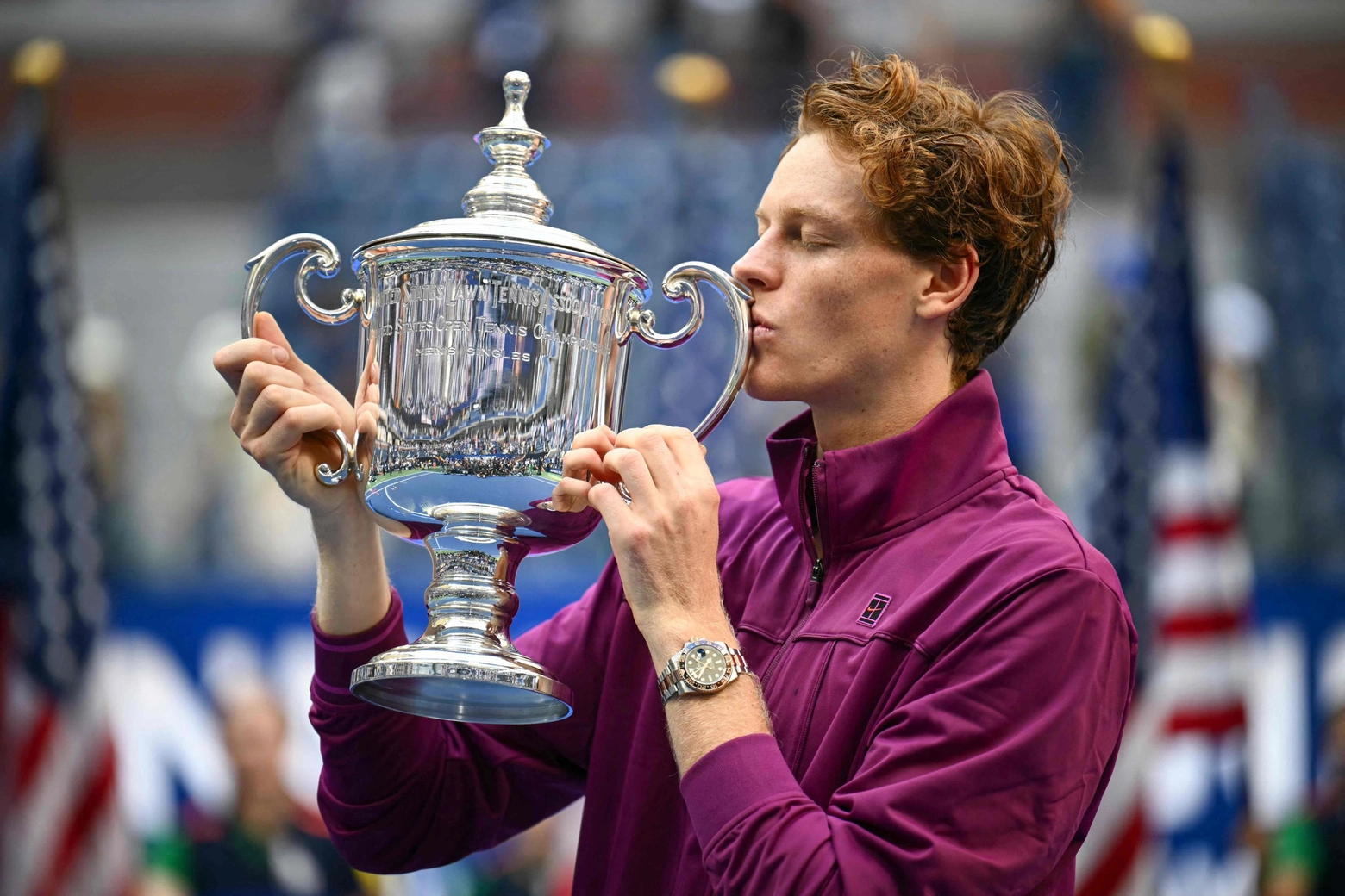 Jannik Sinner bacia il trofeo degli Us Open: l'azzurro ha sconfitto in finale Taylor Fritz