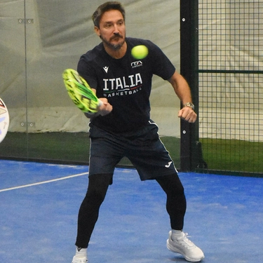 Che bella Italia, tra vin brulè e sfide a padel