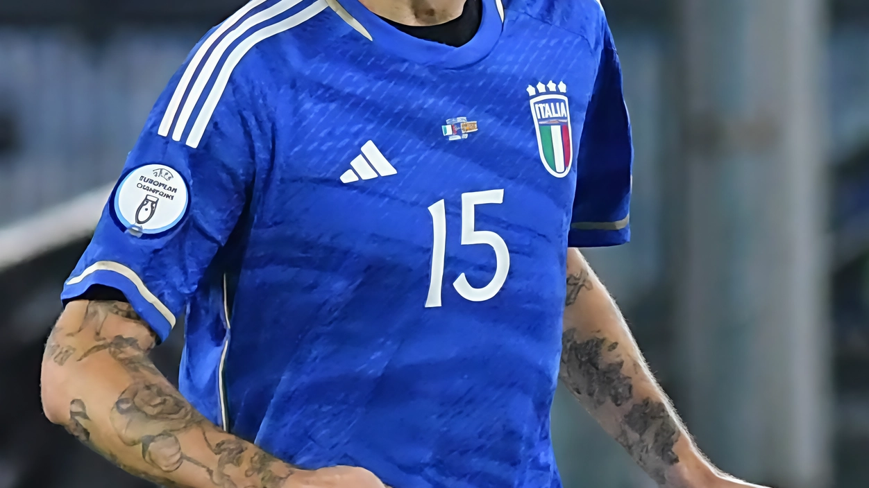 Francesco Acerbi non parteciperà agli Europei 2024 per problemi fisici. La nazionale perde un titolare, mentre altri giocatori si uniranno al ritiro in seguito.